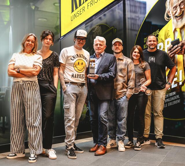 Das Team von Brainsworld und Klipp mit den gewonnenen Auszeichnungen (v.l.): Petra Grill (Head of Marketing Klipp), Adrijana Balatinac (Projektleitung Klipp Bonusclub), Mike Reiter (CMO Brainsworld), Gottfried Kraft (CEO Klipp), Tobias Zach (Brainsworld), Flora Adelmann (COO Brainsworld), Philipp Maier (CEO Brainsworld) | Foto: brainsworld360°/Klipp