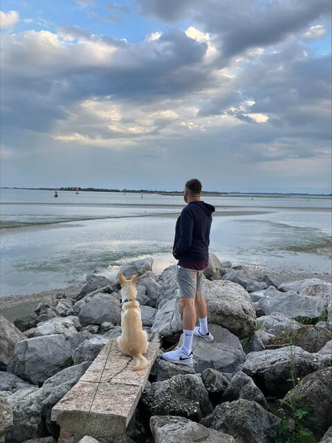 Oskar Cech mit Hündin Kara im Italienurlaub. | Foto: privat