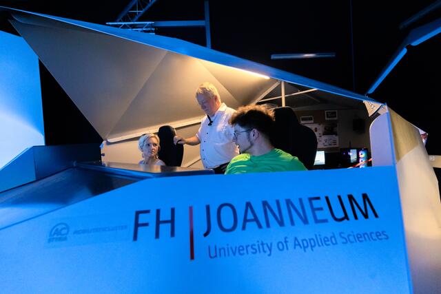 Neben jenem Flugsimulator, den MeinBezirk gestestet hat und in dem auch realistische Testflüge absolviert werden können, stehen noch zwei weitere Simulatoren an der FH zur Verfügung. (im Bild: Arian Ghoddousi, Holger Friehmelt, Andrea Sittinger) | Foto: Konstantinov