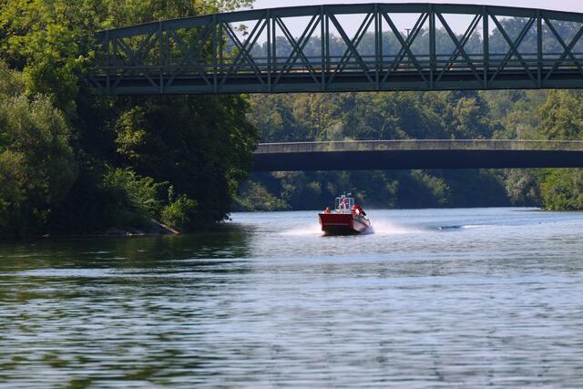 Passanten meldeten der Polizei eine reglose Person in der Traun bei Wels - sofort wurde der Fluss - unter anderem mit zwei Feuerwehrbooten - abgesucht | Foto: laumat.at