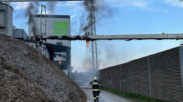 Die B94 war während der Löscharbeiten für 45 Minuten in beide Richtungen gesperrt.  | Foto: FF Liebenfels