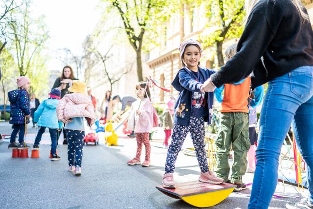Für Spiel und Spaß im Freien sorgt das umfangreiche Sommerprogramm der Stadt Graz, das sich bis in den Herbst hinein zieht. | Foto: Stadt Graz/Die Abbilderei