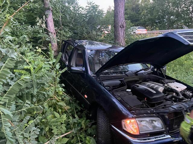 Das Fahrzeug verkeilte sich zwischen zwei Bäumen, was die Bergung nicht vereinfachte. | Foto: Feuerwehr Mattersburg