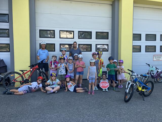 Radfahrlehrer Wolfgang Jast (hinten links) trainierte mit den Kindern. Geschäftsführender Gemeinderat Richard Rieder (hinten) organisierte den Kurs. | Foto: Gemeinde Kleinzell
