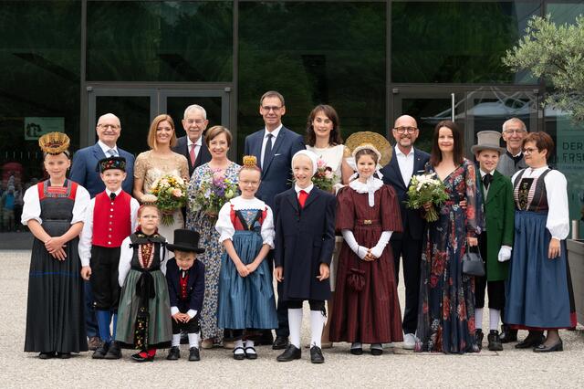 Reihenfolge (von links): Festspielpräsident Hans-Peter Metzler, Kathrin Cometto, Bundespräsident Van der Bellen mit Gattin Doris Schmidauer, Landeshauptmann Wallner mit Gattin Sonja, Bürgermeister Ritsch mit Gattin Yvonne.

 | Foto: VLK Serra 