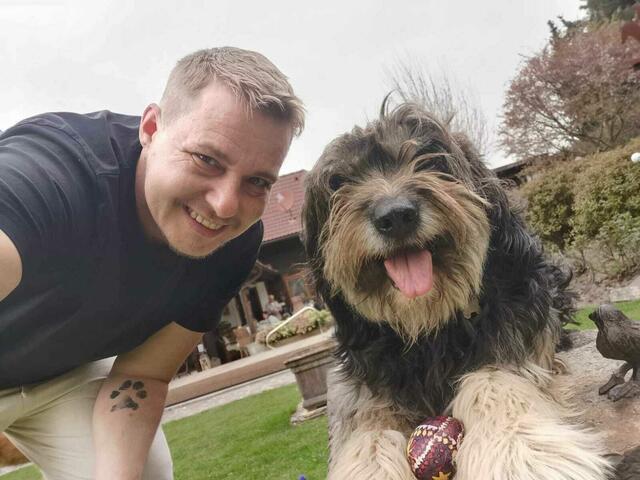 Ben Cerncic mit seinem Hund Nikan. Auf dem Unterarm trägt er die Pfote seines ersten Hundes Rocky. | Foto: privat