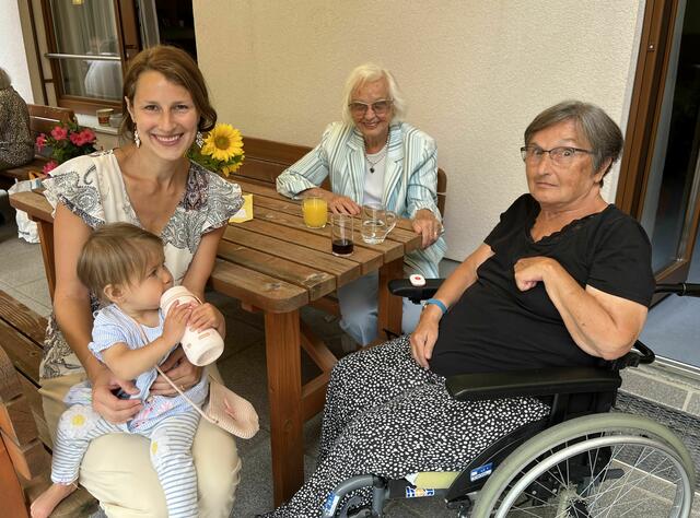 Gleich mehrere Generationen kamen zum Grillfest ins PBZ Klosterneuburg und besuchten Ulrike Sartorius (ganz rechts).
 | Foto: PBZ Klosterneuburg