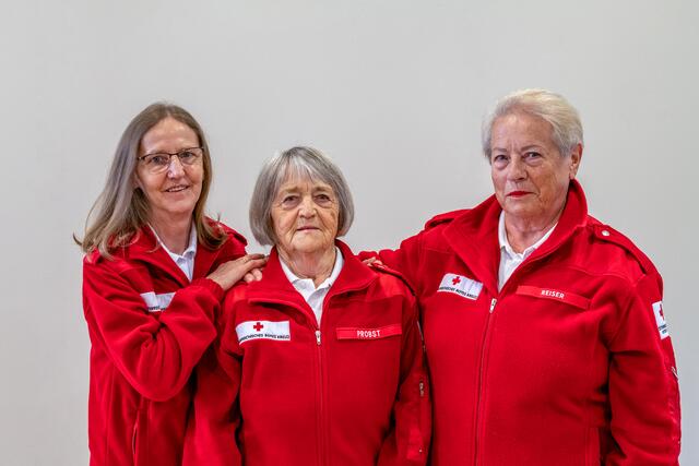 Der Wunsch für andere Menschen da zu sein und zu helfen, prägt das Leben von Margareta, Marianne und Paula (v. l. n. r.). | Foto: OÖRK/Luttinger