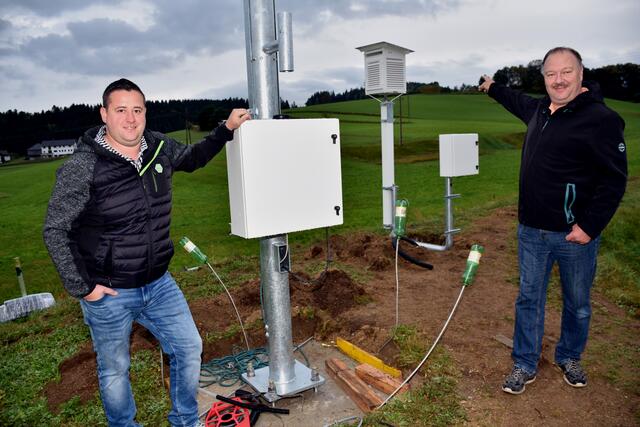 Ö3 Wetterstation Pabneukirchen wird am Sonntag, 4. August 2024, 14 Uhr eröffnet. Alle sind als Gäste willkommen. Bild: Der Betreuer der Station ist Peter Schuhbauer (links) aus St. Georogen am Walde.  REchts Karl Holzweber vom Verein  Freizeit, Tourismus, Wirtschaft.  | Foto: Zinterhof