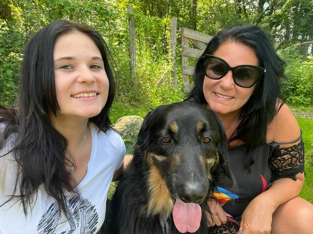 Julia mit Mutter Malgorzata Schropper und ihren geliebten Hund „Argo“ | Foto: Privat