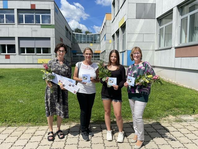 Den neuen Folder präsentierten Lehrerin Marlene Buchinger, Ramsar-Vereinsobfrau Anita Pober, Illustratorin Aleksandra Bubany und Direktorin Karin Schneemann (von links). | Foto: HBLA Güssing