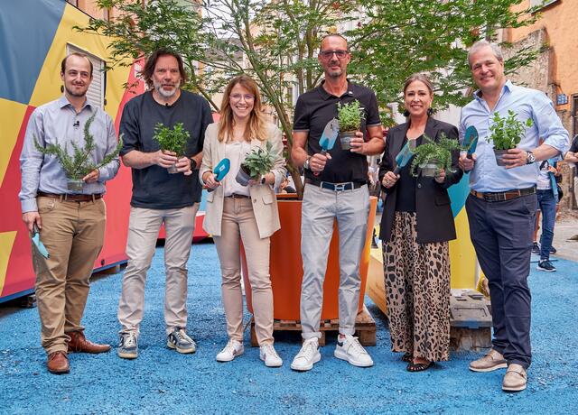 Thomas Auer (CEO Holzmanufaktur und Vitrinenbau Auer GmbH), Patrick Lüth (Managing Director und Partner Snøhetta Studio Innsbruck ZT GmbH), Barbara Plattner (Geschäftsführerin von Innsbruck Tourismus), Mariella Lutz (Stadträtin für Tiefbau, Wirtschaft und Tourismus) und Klaus Plank (Gastgeber Weißes Rössl). | Foto: Innsbruck Tourismus / Randall Media Factory / Eduardo Espinosa