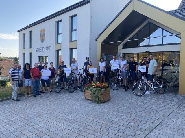 Die Gemeinderätinnen und -räte mit ihren Fahrrädern vor dem Gemeindeamt. | Foto: Gemeinde Echsenbach
