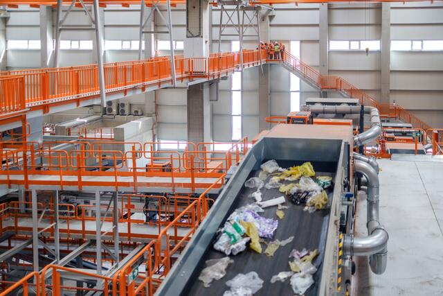 Sechs Stockwerke hoch ist die Triplast-Sortieranlage, durch die 2,5 Kilometer Förderband fahren und die 24 verschiedene Abfallfraktionen trennen kann. | Foto: ARA Altstoff Recycling Austria AG/APA-Fotoservice/Schneeberger