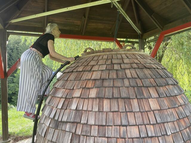 Erika Swoboda beim Aufstieg zum Orgon, um den Deckel zum Einstieg in das Innere zu öffnen. | Foto: Waltraud Fischer