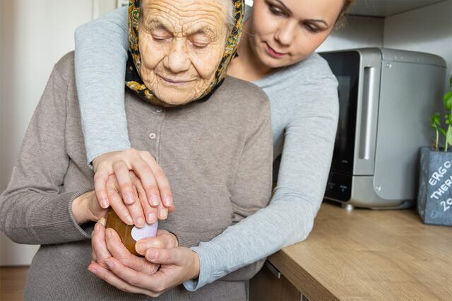 Die Betreuung und Pflege von Schlaganfallbetroffenen kann eine immense Herausforderung darstellen, die nicht allein durch das Gesundheitssystem bewältigt werden kann. | Foto: Olga Schuster