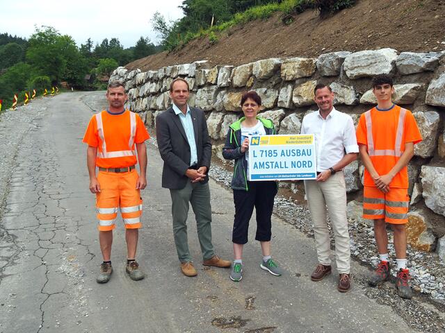 Florian Kranzer (Straßenmeisterei Spitz), Rainer Hochstöger (Leiter der NÖ Straßenbauabteilung Krems), Bürgermeisterin Beatrix Handl (Marktgemeinde Mühldorf), Christoph Hofbauer (i.V. von LH-Stellvertreter Udo Landbauer), Florian Teuschl (Straßenmeisterei Spitz) (v.l.) | Foto: Land NÖ