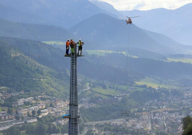 Die Montage der Liftstützen für die neue Zehner-Gondelbahn erfolgte mittels Hubschrauber.   | Foto: Michael Simonlehner