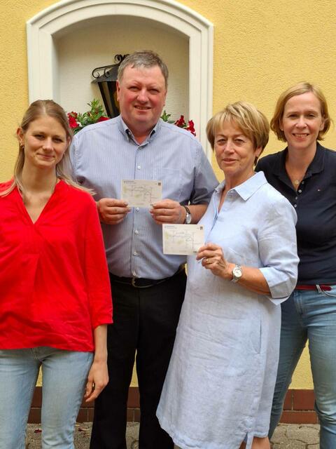 Präsentation der neuen Gehzeit.Karte: Isabella Grosinger (Mobilitätsmanagement NÖ), Johann Hecher (Gf. GR Sooß), Helene Schwarz (Bürgermeisterin Sooß), Wibke Strahl-Naderer (Mobilitätsmanagement NÖ). | Foto: NÖ.Regional/Strahl-Naderer