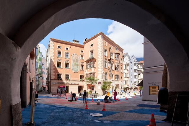 Die Pflasterarbeiten in der Kiebachgasse werden erst im Frühjahr 2025 beendet werden. | Foto: Innsbruck Tourismus / Randall Media Factory / Eduardo Espinosa