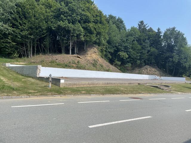 An der Stelle der Sampl-Halle, die in die Steiermark verkauft wurde, entsteht in Kürze das neue Neuhauser Feuerwehrhaus. | Foto: Elisabeth Kloiber