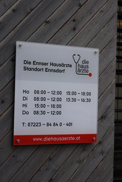 Die Öffnungszeiten der Ennsdorfer Arztpraxis | Foto: Losbichler