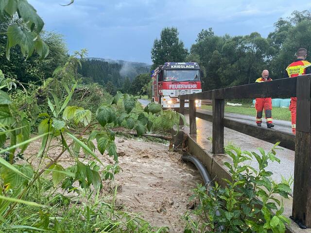Unwetter in Krieglach: auch hier verwandelten sich kleine Bäche in reißende Flüsse.  | Foto: BFVMZ