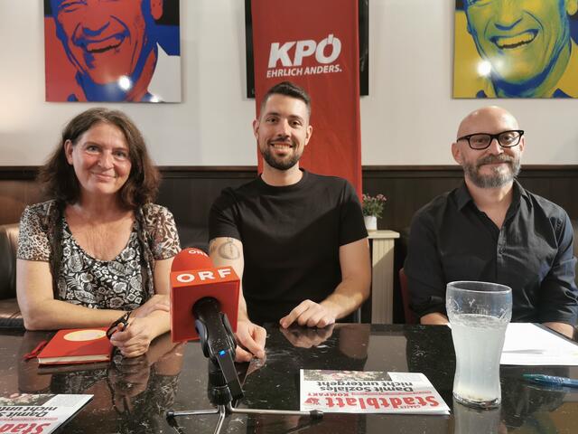 Präsentierten im Grazer Café Kaiserfeld ihre Wahl ihre Ideen zur Nationalratswahl 2024: KPÖ-Spitzenkandidat Tobias Schweiger und Hanno Wisiak (re.), unterstützt von der Grazer Bürgermeisterin Elke Kahr (li.). | Foto: MeinBezirk