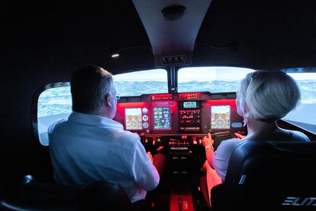 Der Trainingssimulator simuliert die Flugzeugtypen Piper Seneca III und Beechcraft King Air 200. Dieser nach zertifizierte Simulator wird für die Instrumentenflugausbildung, wie auch für die MCC-Schulung (Multi Crew Coordination Course) verwendet. Absolvierte Flugstunden können zu 100 Prozent für die Flugausbildung angerechnet werden. | Foto: Konstantinov