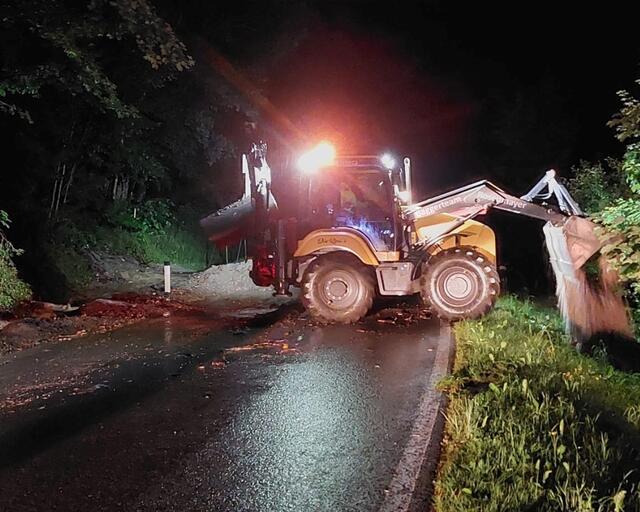 Die Freiwillige Feuerwehr Kapellen im Unwettereinsatz.  | Foto: BFVMZ
