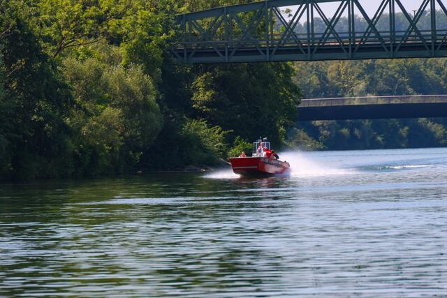 Passanten meldeten der Polizei eine reglose Person in der Traun bei Wels - sofort wurde der Fluss - unter anderem mit zwei Feuerwehrbooten - abgesucht | Foto: laumat.at