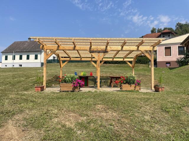 Der neu gestaltete Leder-Zieger-Platz in Neuhaus am Klausenbach ist ein zentraler Treffpunkt für Einheimische und Radfahrer.  | Foto: Elisabeth Kloiber