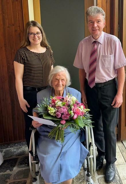 Laura Fölk, Mitarbeiterin der RB Gross Gerungs, Jubilarin Diethild Erna Rausch, Raiffeisenbankdirektor Walter Weiß (v.l.) | Foto: RB Groß Gerungs