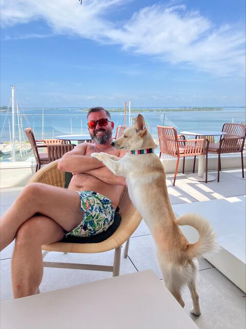 Oskar Cech mit Hündin Kara im Italienurlaub. | Foto: privat