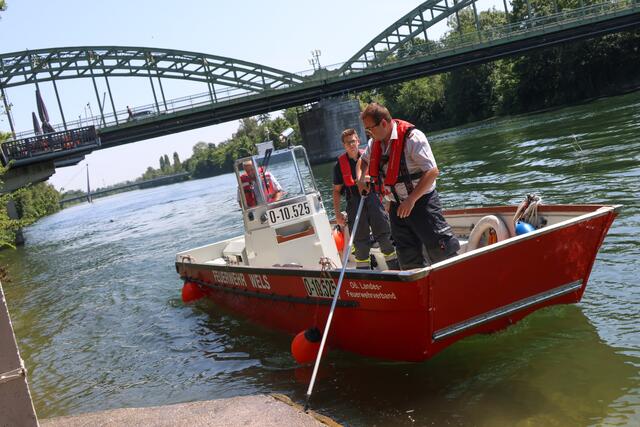 Passanten meldeten der Polizei eine reglose Person in der Traun bei Wels - sofort wurde der Fluss - unter anderem mit zwei Feuerwehrbooten - abgesucht. | Foto: laumat.at