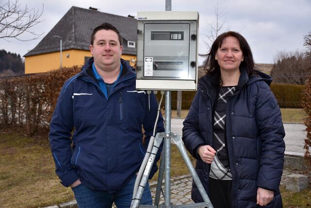 Peter Schuhbauer mit Bgm. Barbara Payreder bei seiner privaten Station im Garten seines Elternhauses in Pabneukirchen.  | Foto: Zinterhof