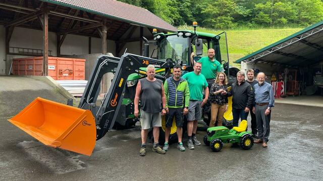 Die Gemeinde Neuhaus am Klausenbach hat sich einen neuen Traktor der Marke "John Deere" angeschafft.  | Foto: Gemeinde Neuhaus am Klausenbach
