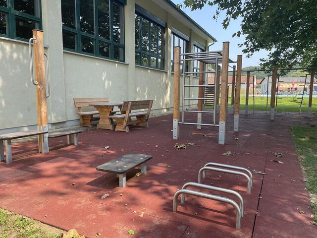 Start des Motorikpfades: Vor der Mittelschule sind Calisthenics-Geräte aufgestellt. Damit können in der Regel Übungen mit dem eigenen Körpergewicht gemacht werden.  | Foto: Elisabeth Kloiber