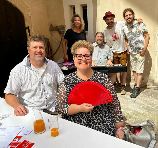  Helmut Tillich, Elfie Kreitner, Andrea Bergmaier, Klaus Bergmaier, GastgeberMichael Fertl und sein Sohn Fabian Korb, Hausherr im Weingut Korb (v.l.) | Foto: SPÖ Krems