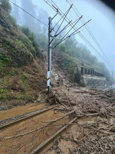 In Hönigsberg ist durch die starken Regenfälle eine Mure abgegangen. Die Verbindung zwischen Mürzzuschlag und Krieglach bleibt bis mindestens 19. Juli gesperrt.  | Foto: ÖBB