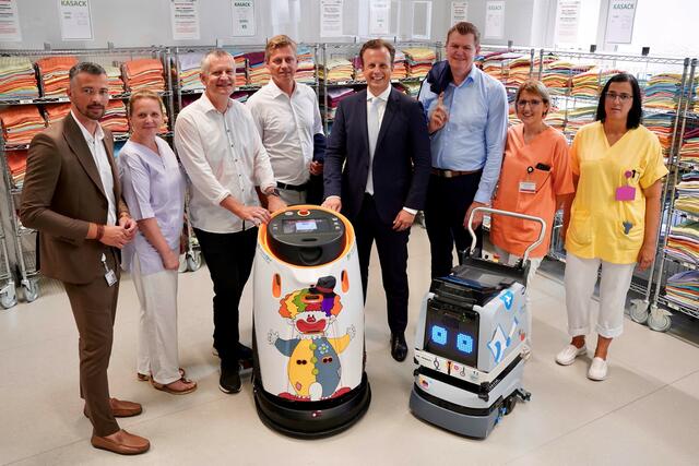 Ganz neu in der Flotte der Roboter ist "Horsti" (in Clown-Montur), der am Mittwoch offiziell im Beisein von Landesrat Karlheinz Kornhäusl am Kinderzentrum begrüßt wurde.  | Foto:  LKH-Univ. Klinikum Graz/Lira Valmir Araujo