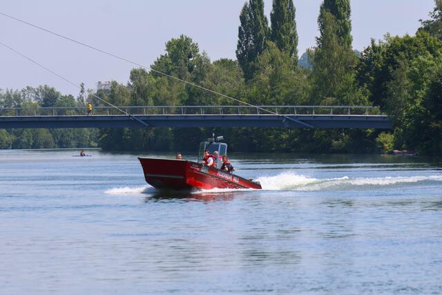 Passanten meldeten der Polizei eine reglose Person in der Traun bei Wels - sofort wurde der Fluss - unter anderem mit zwei Feuerwehrbooten - abgesucht | Foto: laumat.at