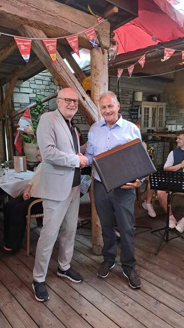 Hofübergabe bei den Braunauer Lions: Klemens Steidl (rechts) ist der neue Präsident. | Foto: Lions Club Braunau