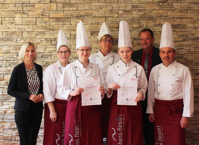 Irene Kitzler (Assistenz der Geschäftsführung), Marion Baumgartner (Chef de Partie), Melanie Vorlaufer (Lehrling), Verena Bauer (Souschefin), Mara Barth (Lehrling), Wolfgang Kiesenebner (Serviceleiter), Franz Grünstäudl (Küchenchef) (v.l.) | Foto: Lebens.Resort Ottenschlag