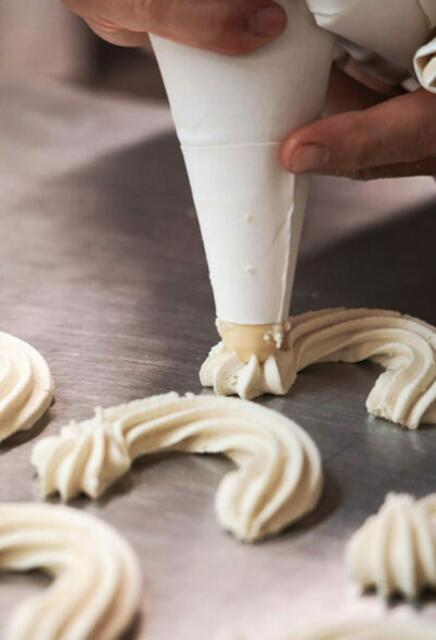 Die Produktion der leckeren Kekse erfolgt in der Keksmanufaktur zu 80 % per Hand. | Foto: Kekserei Körber