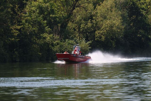 Passanten meldeten der Polizei eine reglose Person in der Traun bei Wels - sofort wurde der Fluss - unter anderem mit zwei Feuerwehrbooten - abgesucht | Foto: laumat.at