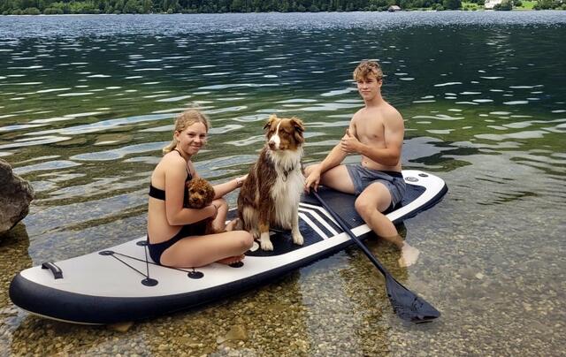 Hund Lotta macht Urlaub am Grundlsee mit Fabian Gruber und Karoline Forstner  | Foto: Privat