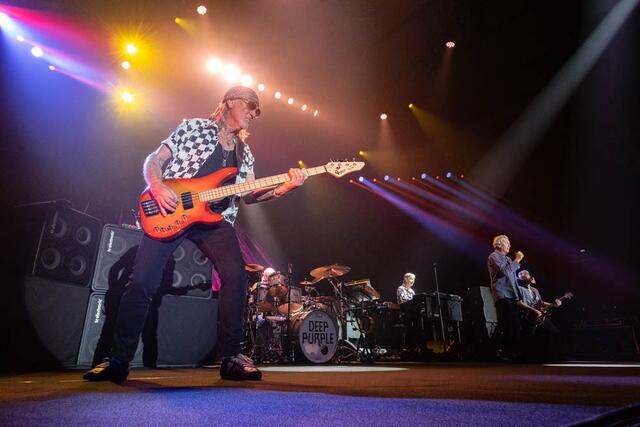 Kraftvolle Riffs: Bassist Roger Glover heizt der Masse ein. | Foto: Michael Kendlbacher