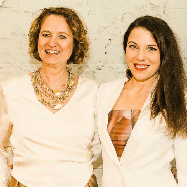 (v.l.) Sonja Sagan und Andrea Esuna, beide Sängerinnnen sind auf dem neuen Song zu hören.  | Foto:  Cate Hoffmann