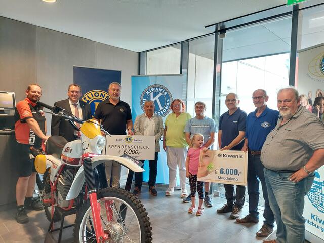 Bei der Spendenübergabe (von links nach rechts): Friedrich Baumgartner (Betriebsratsvorsitz KTM AG), Manfred Seidl (Lions Club Mattigtal), Rudolf Schamberger (Lions Club Mattigtal), Peter Jakob (Präsident Kiwanis Mattighofen/Schalchen), Familie Rachbauer aus Schalchen, Herbert Eder (Kiwanis Mattighofen), Helmut Riedl (Kiwanis-Rupertus-Salzburg) und Friedrich Lackerbauer (Betriebsrat KTM AG). | Foto: KTM AG